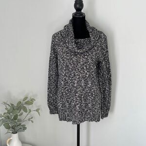 Croft’s & Barrow Cowl Neck Sweater
Size‎ Medium. Black/white